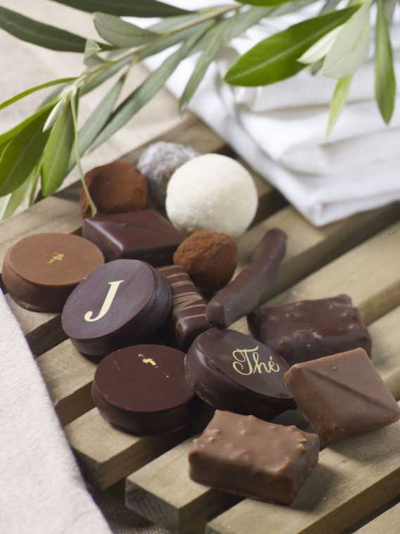 フランス本店でも人気のボンボンショコラ（１個290円）やフリュイコンフィ（1瓶2700円）は、本場の味をそのまま直輸入。