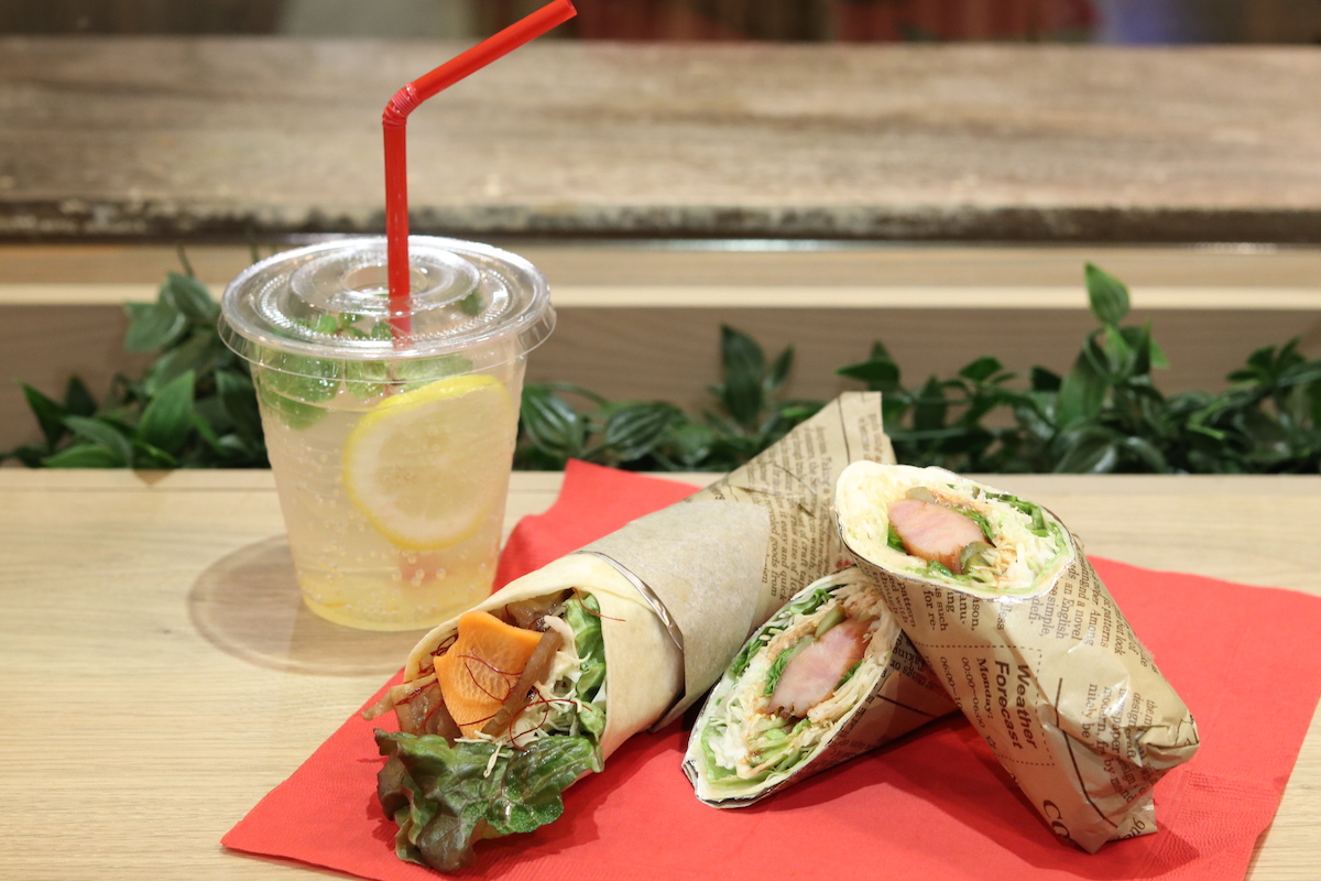 巻きトルティーヤ 照りマヨチキン、ソーセージ 各648円、自家製レモネード 486円