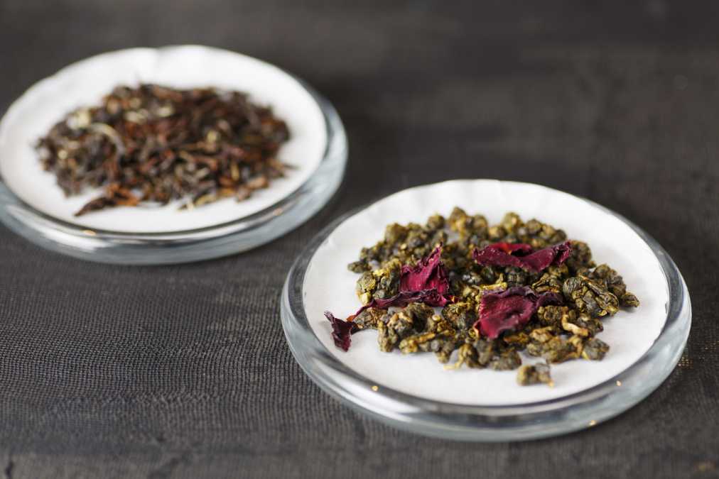 右が「台湾ローズ烏龍茶」、左が「東方美人茶」の茶葉