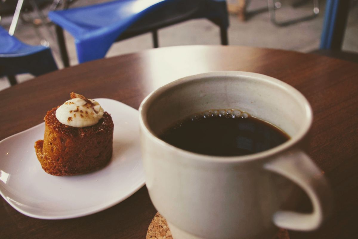 ブレンドビター(450円)とキャロットケーキ(350円)を、窓際のソファ席で