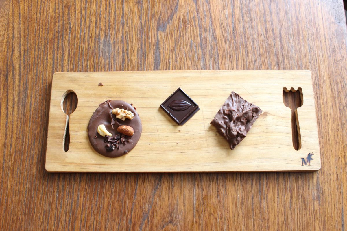 左から、まぁるいチョコレート280円、シングルオリジン ガーナ180円、赤山椒チョコレート180円