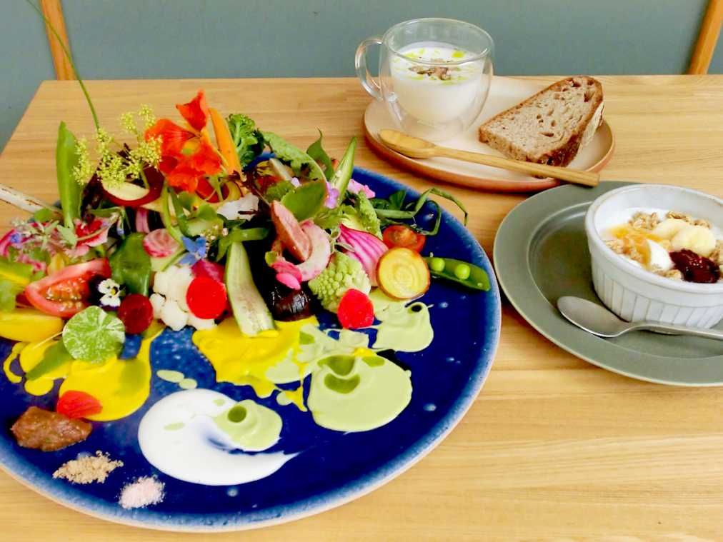 野菜の力強さに感激！1皿に30品目が盛られた「botanical table Offf」のサラダランチ