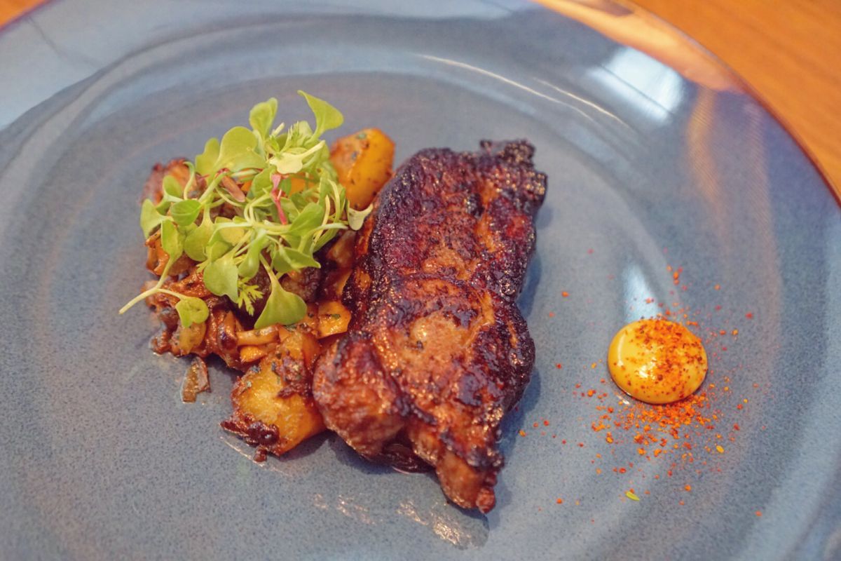 知床斜里産 匠の豚―サチク麦王 肩ロースのオーブンロースト江戸甘味噌漬け　紅はるか 季節きのこ