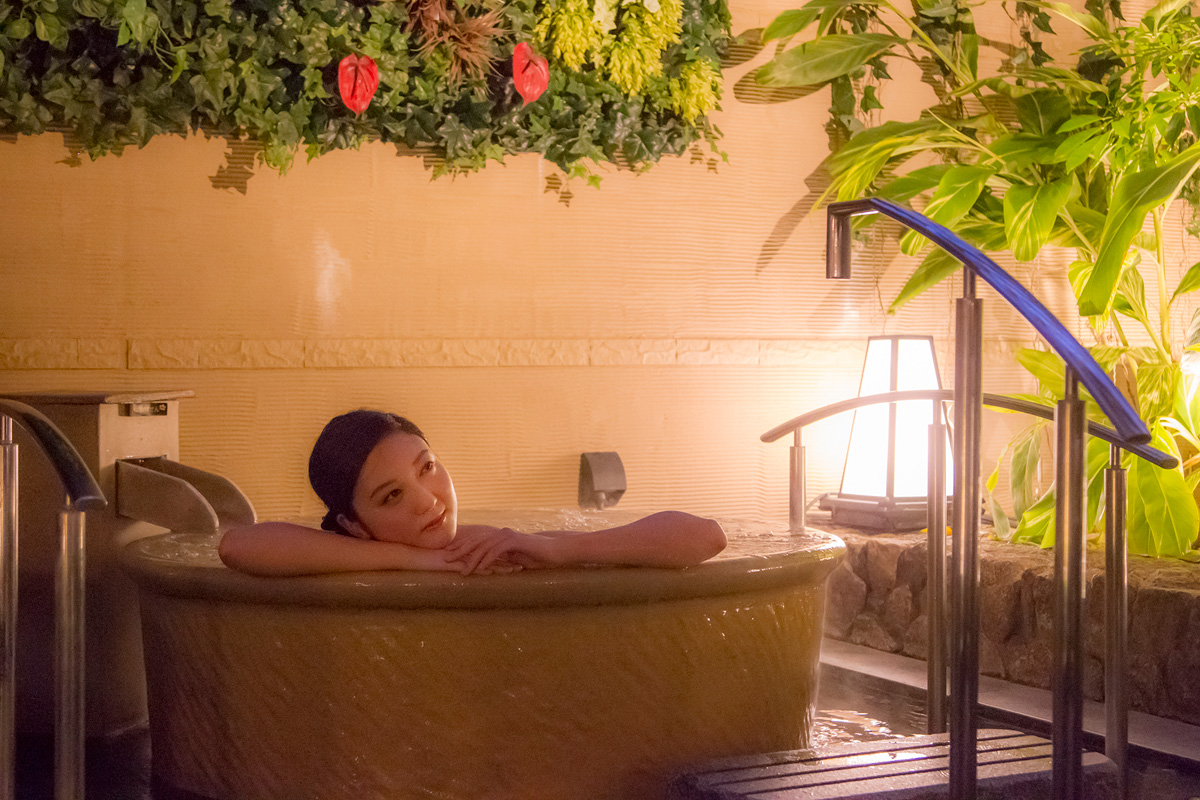 5つの浴槽が並ぶ「美泡の壺」は、1人で入るのにちょうどいいサイズ