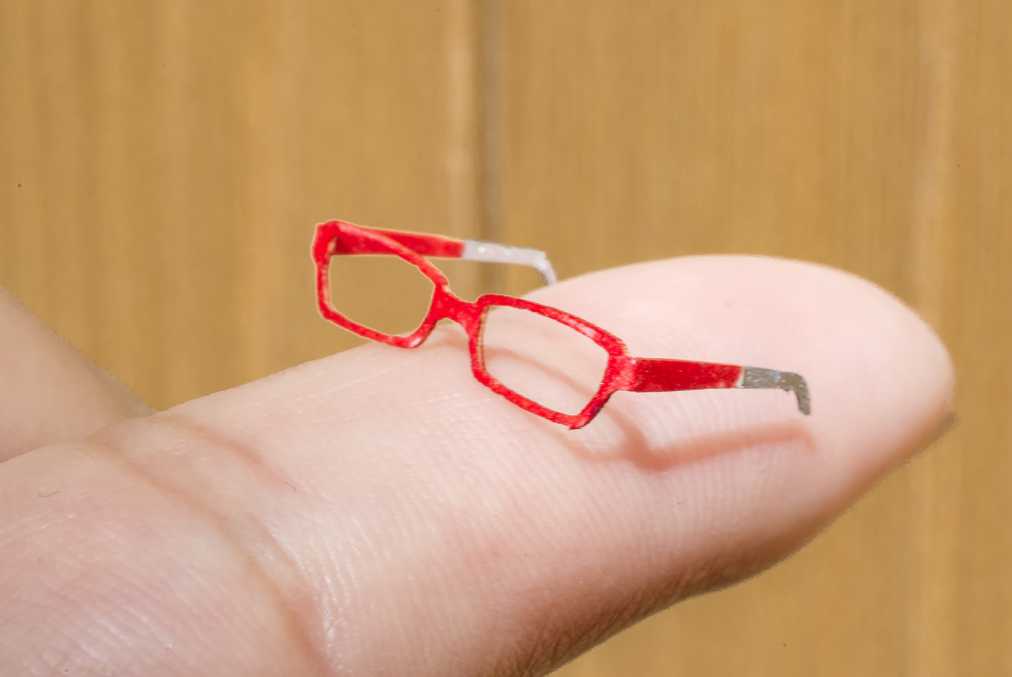 めがね　1620円。指に乗るくらいのミニサイズ！