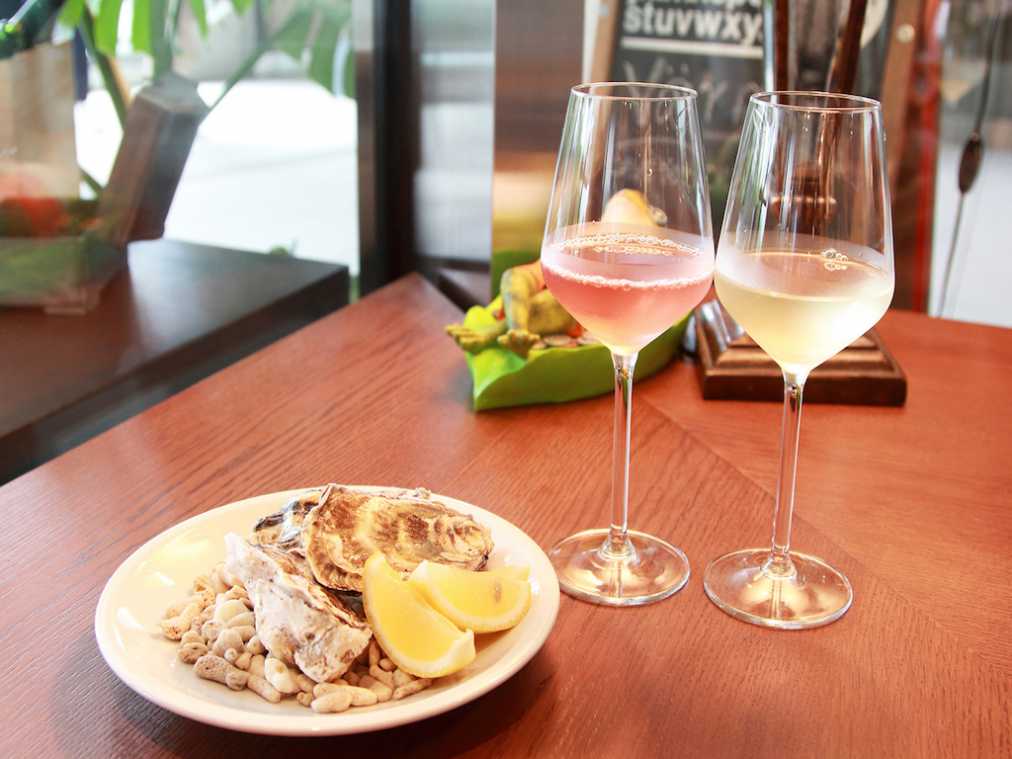 生ガキ 400円/個（左）  グラスワイン 800円〜