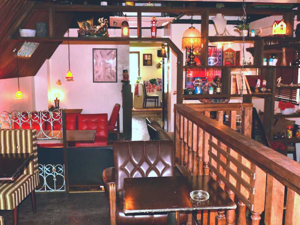 新宿東口にこんな穴場が！“屋根裏カフェ”でまったり時間を過ごそう