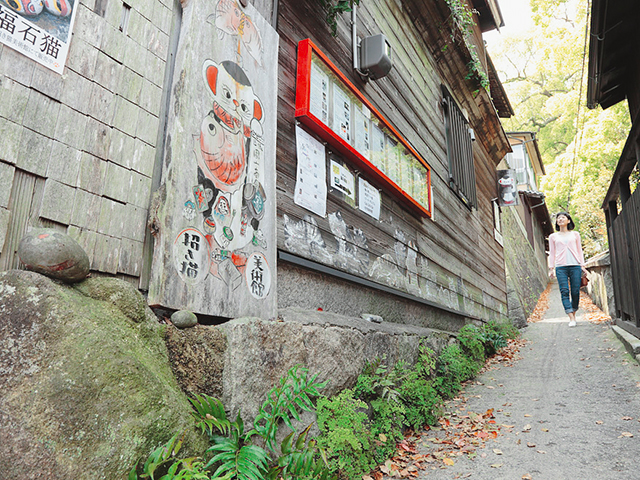 猫のイラストが描かれた「福石猫」が坂道のあちこちに点在