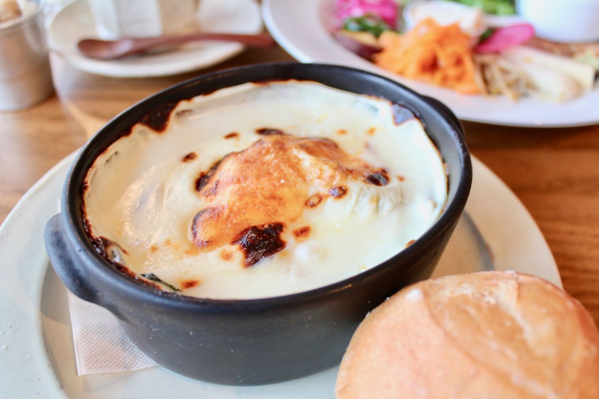 野菜のチーズグラタンと前菜、ドリンクのランチセット（1620円）