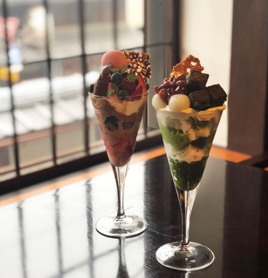 Chocolat Barイメージ（ショコラベリーパフェ（左）、京抹茶とショコラのパフェ（右）各1269円）