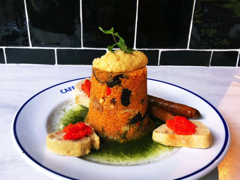 「ニューヨークオリジナル チキンと野菜のクスクス チキンとメルゲーツ（羊のソーセージ）トッピング」2200円