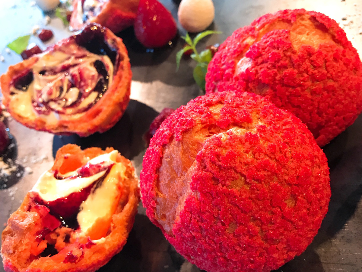 鹿児島の人気スイーツ店「アラミニッツ」の”映える”ビビットカラーのシュークリーム