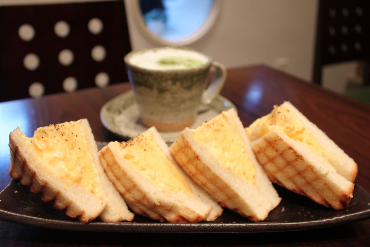 手前から、たまごほっとさんど700円　下河原ラテ750円