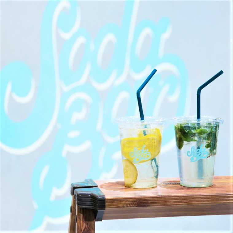 季節のフルーツソーダ540円、季節のモヒート702円