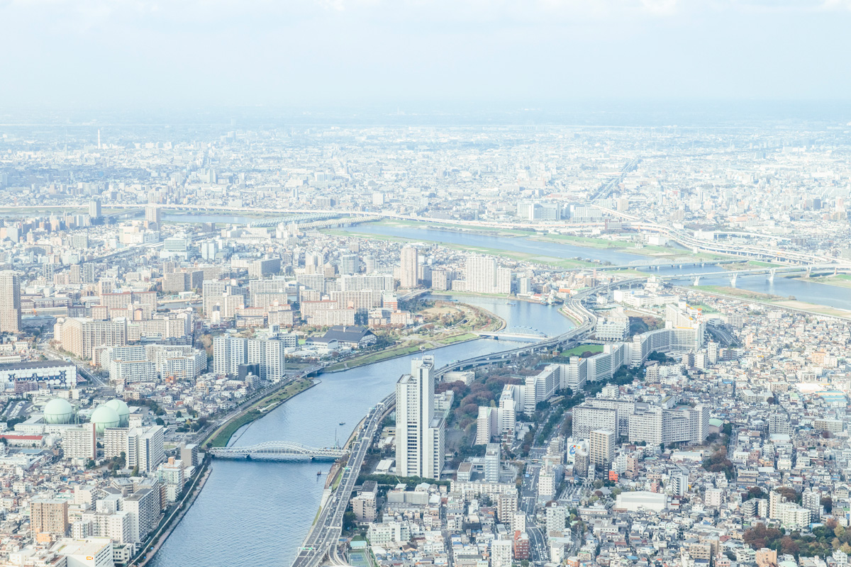 東京スカイツリー&reg;からみた隅田川と荒川。展望台からは網の目のように広がる何本もの川を見ることができる