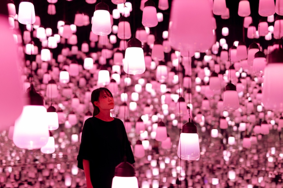 呼応するランプの森 - ワンストローク、桜 / Forest of Resonating Lamps - One Stroke, Cherry Blossoms teamLab, 2019, Interactive Installation, Murano Glass, LED, Endless, Sound: Hideaki Takahashi