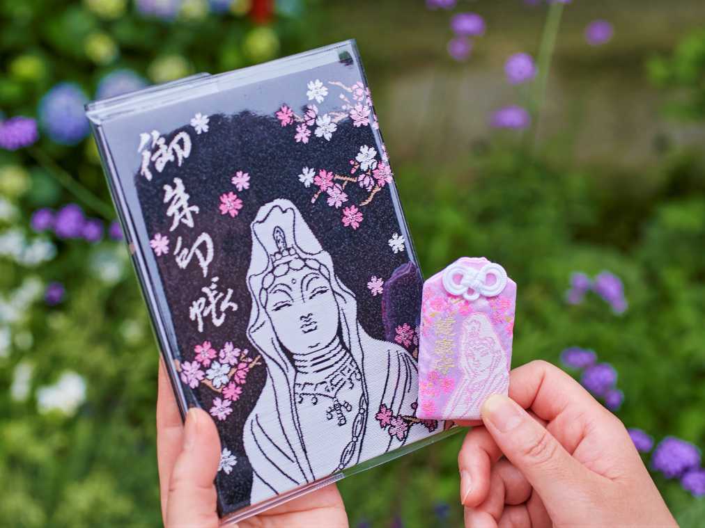 観音様御朱印帳1200円、御守り500円