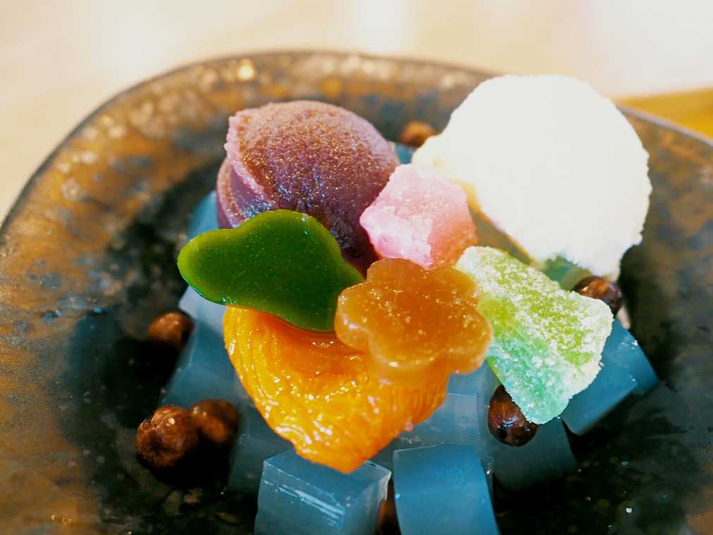 老舗の煎餅屋さんでいただく、キュートすぎるクリームあんみつはチェックした？