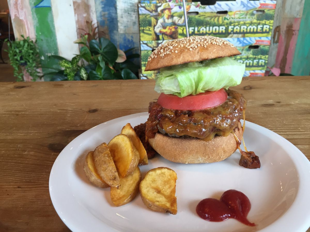 チリチーズバーガー　1350円（税別）