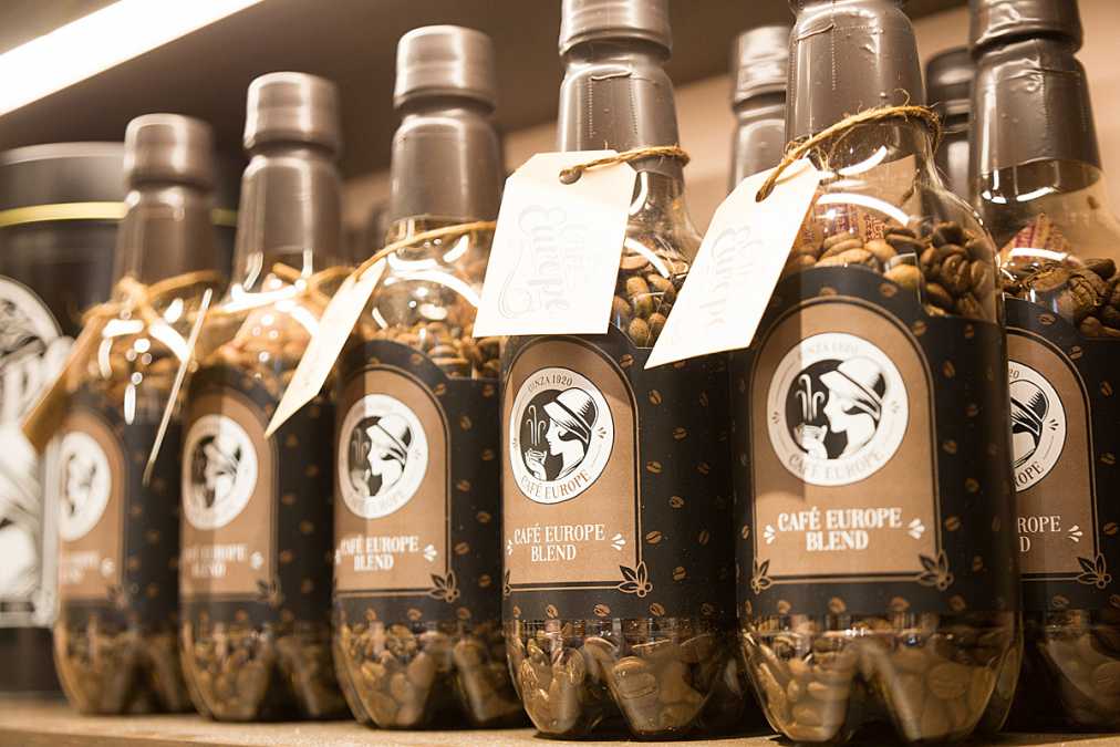 おうちでもブレンドコーヒーが楽しめる。ボトルタイプ1728円。豆と粉タイプの両方を用意