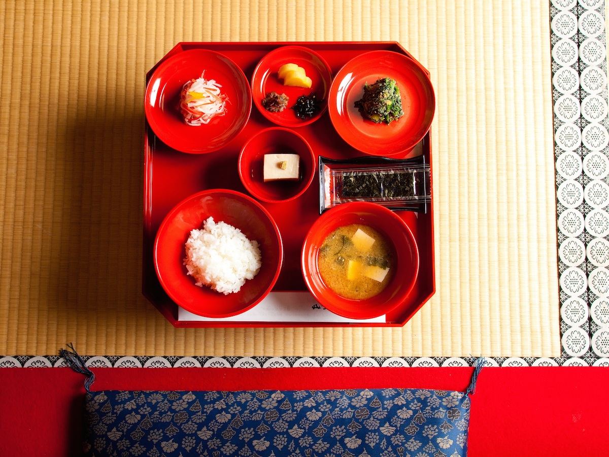 秋の京都旅にぴったり。予算5000円で“お寺に泊まる”特別体験