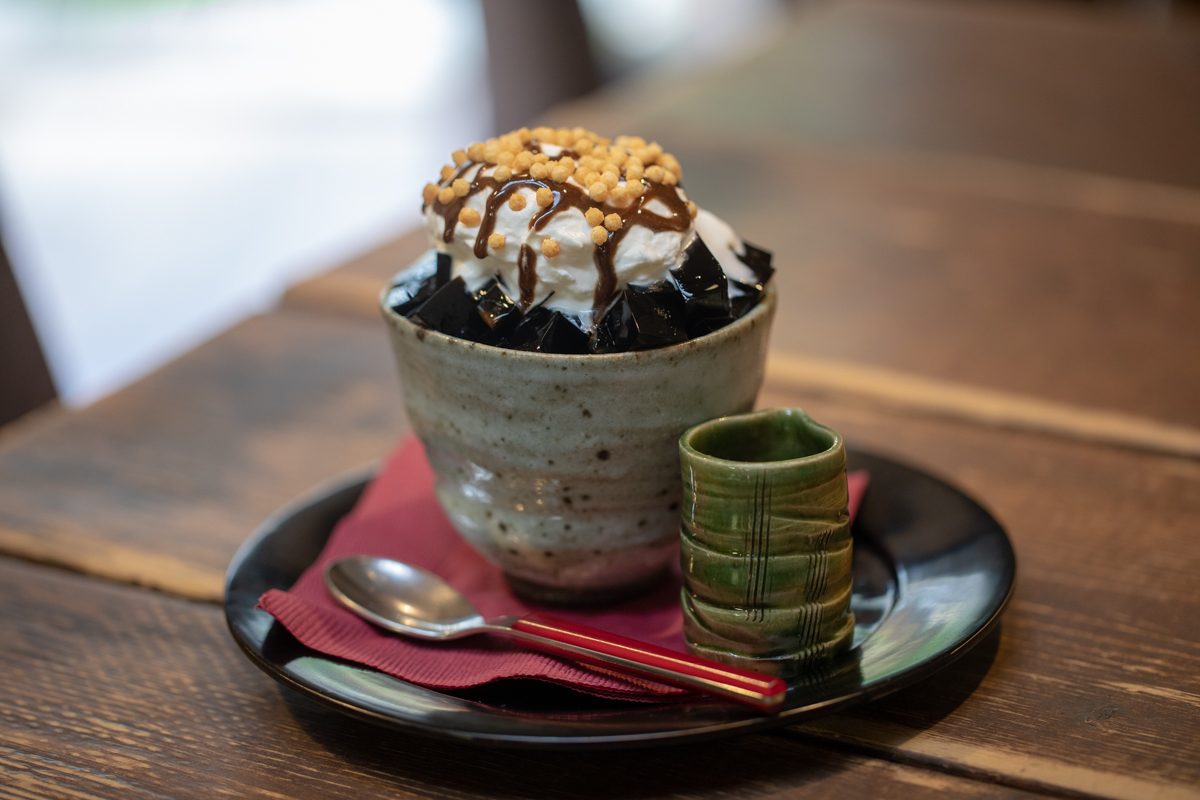 珈琲党のための黒糖炭焼き珈琲ゼリーのアイスパフェ　1000円、ミニ珈琲付き　1200円