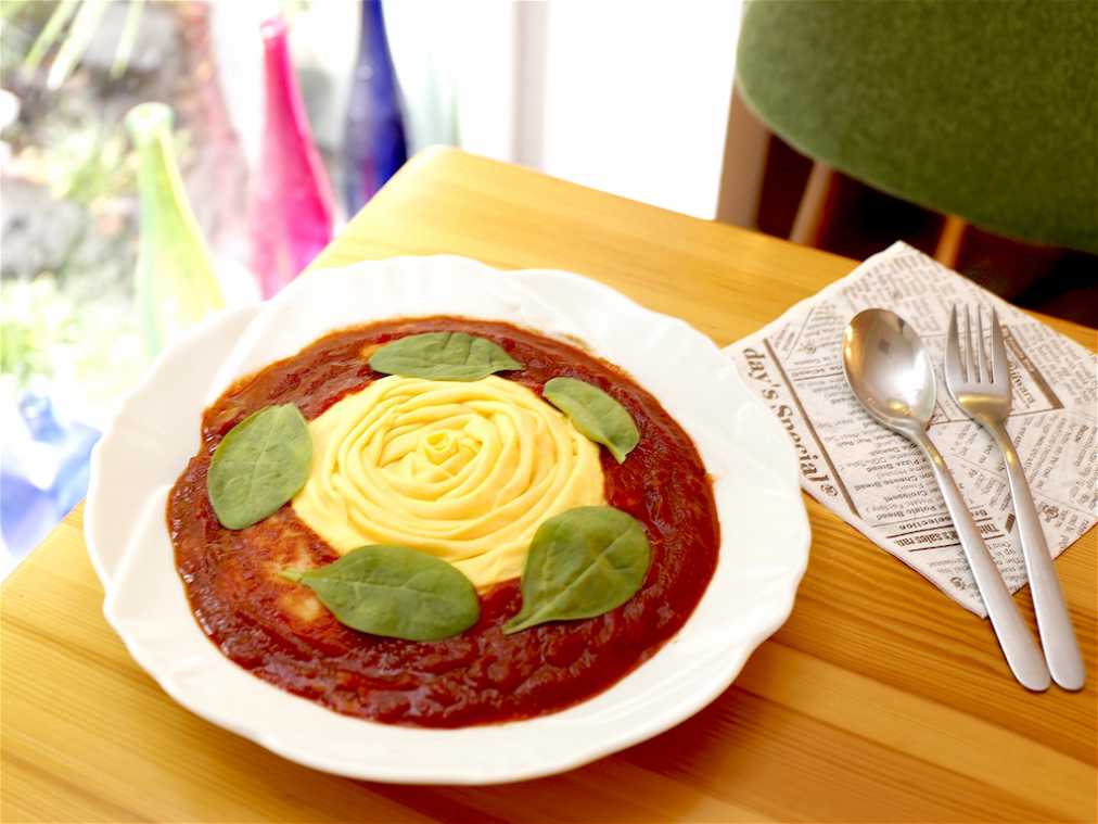 メルヘンなバラのオムライスが人気！森がテーマのお店で胸きゅんカフェタイム