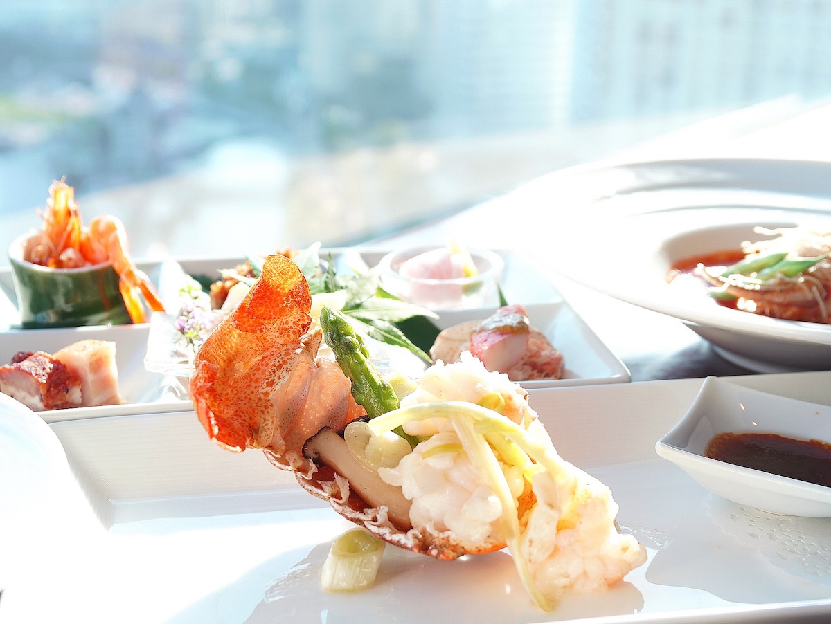 横浜のホテル最上階。いつもと違う記念日は、ワイン×モダンチャイニーズを