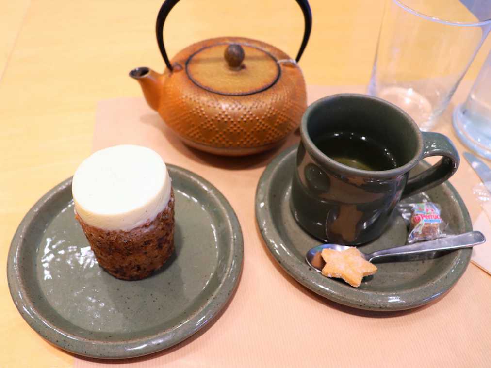 キャロットケーキ　580円、本日のハーブティー　550円