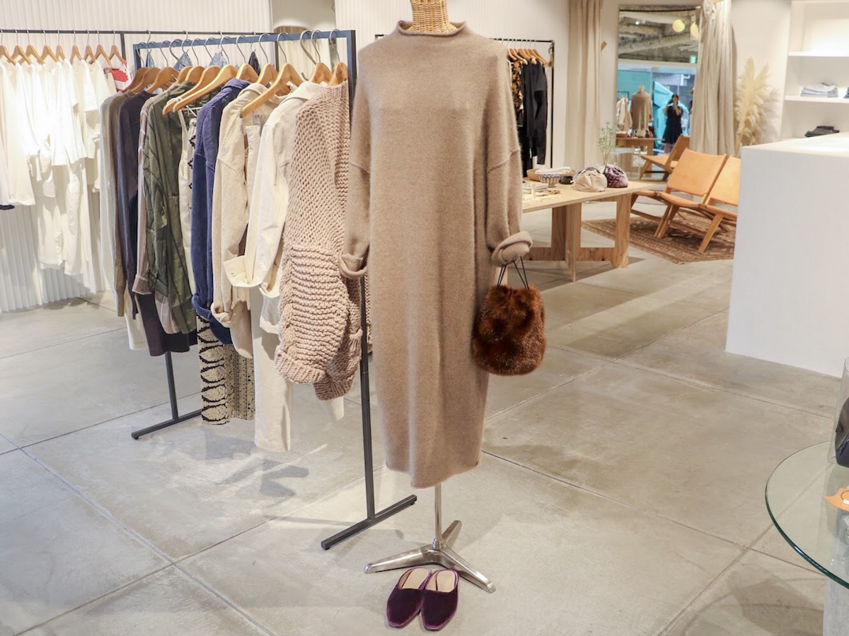 ニットワンピース　1万9440円、シューズ　1万5120円、バッグ　8640円（12月発売予定）