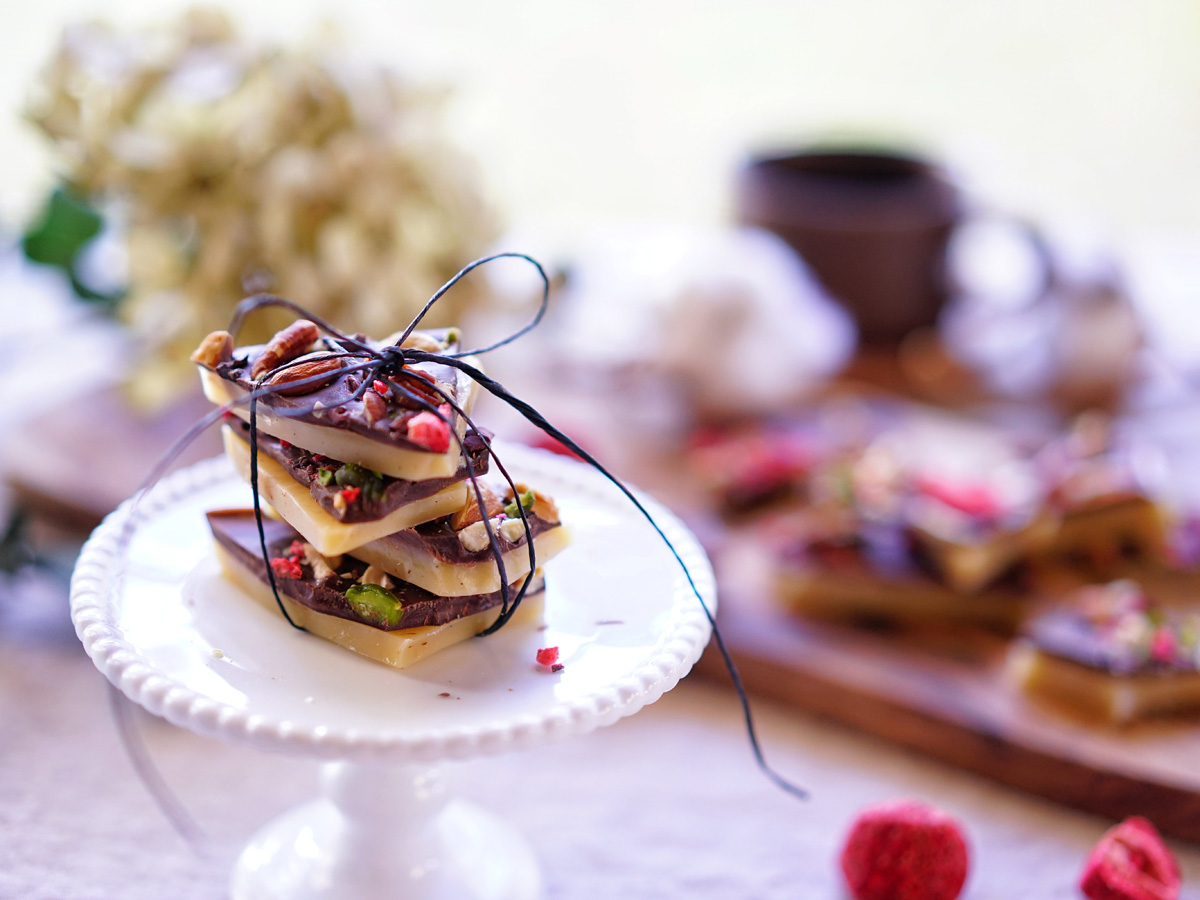 オーブンいらずのさくさく！チョコレートタフィー【kyoko_plusのレシピ＆テーブルコーデvol.5】