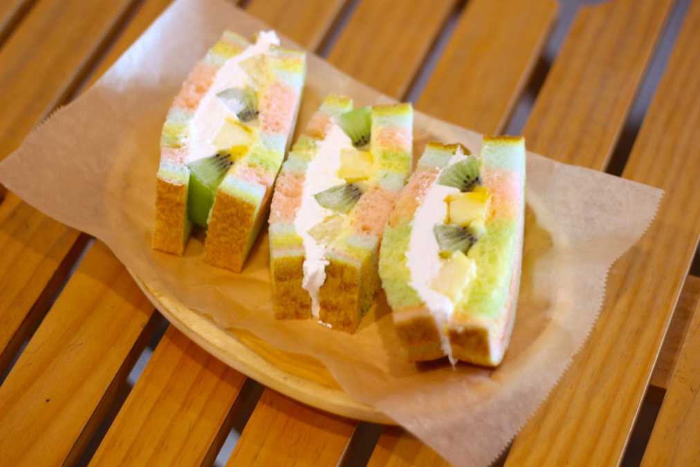 レインボーフルーツサンド 530円