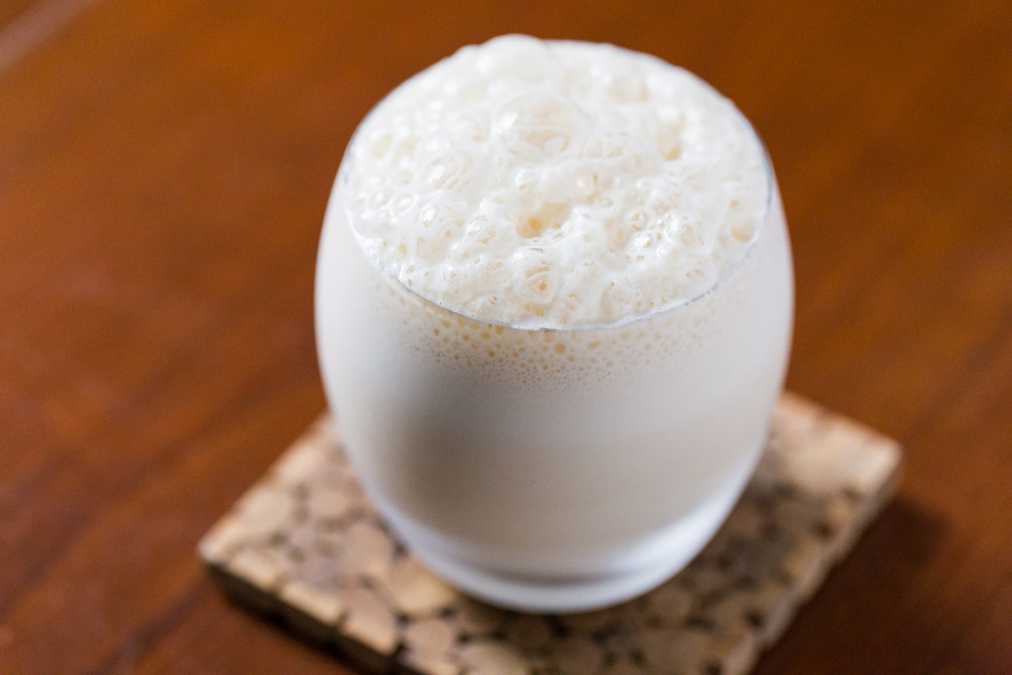 味わいと口当たりの良さを追求した煮出しアイスミルクティー648円も人気