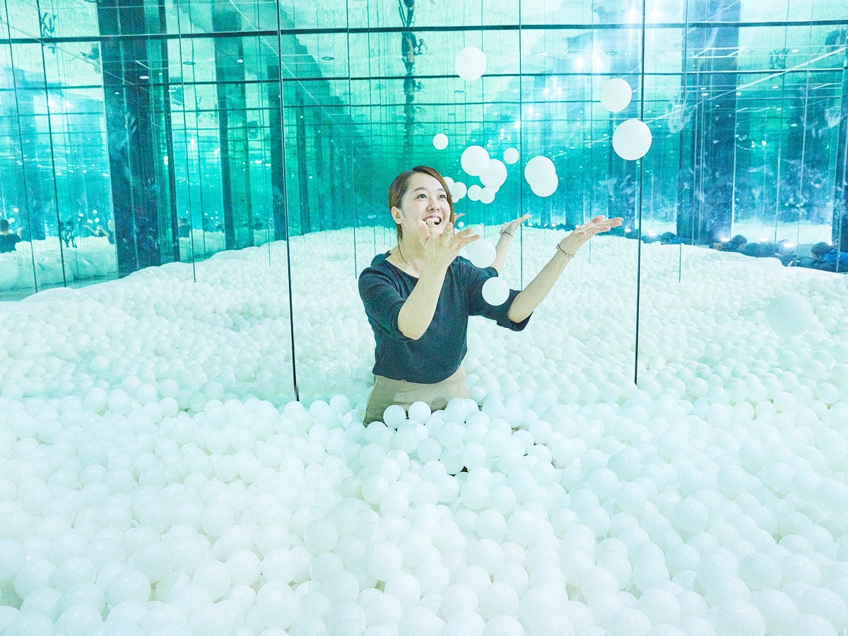 1日限定！サンシャイン60展望台で特別なヨガレッスン「クリスマスナイトビューYOGA」開催