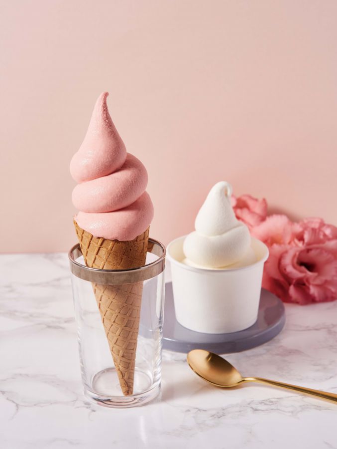 ソフトクリーム ミルク（カップ）、いちご(コーン) 各399円（税込）