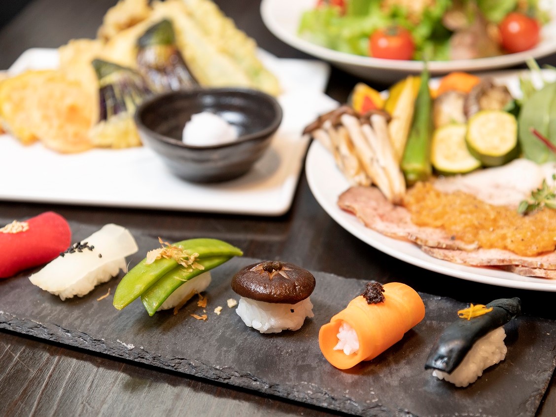 カラフルキュートな“野菜寿司”＆レアな“神戸豚”を三宮の野菜バルで