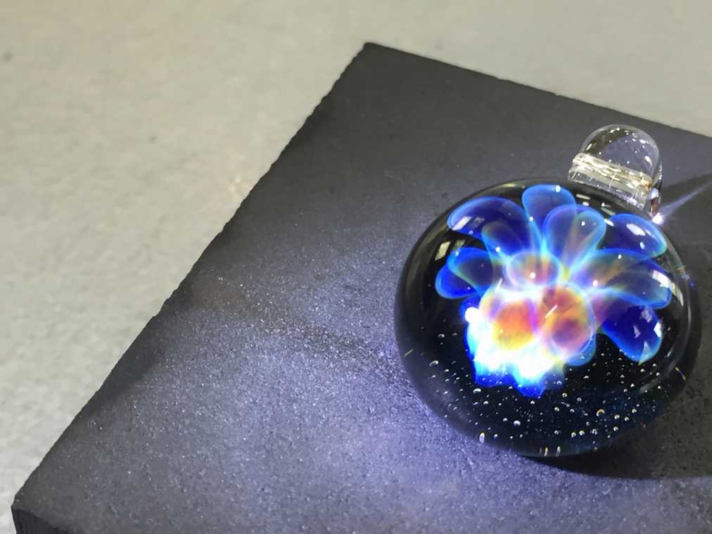 バーナーの炎でアツアツ体験！ガラス工房でオリジナルアクセ作り