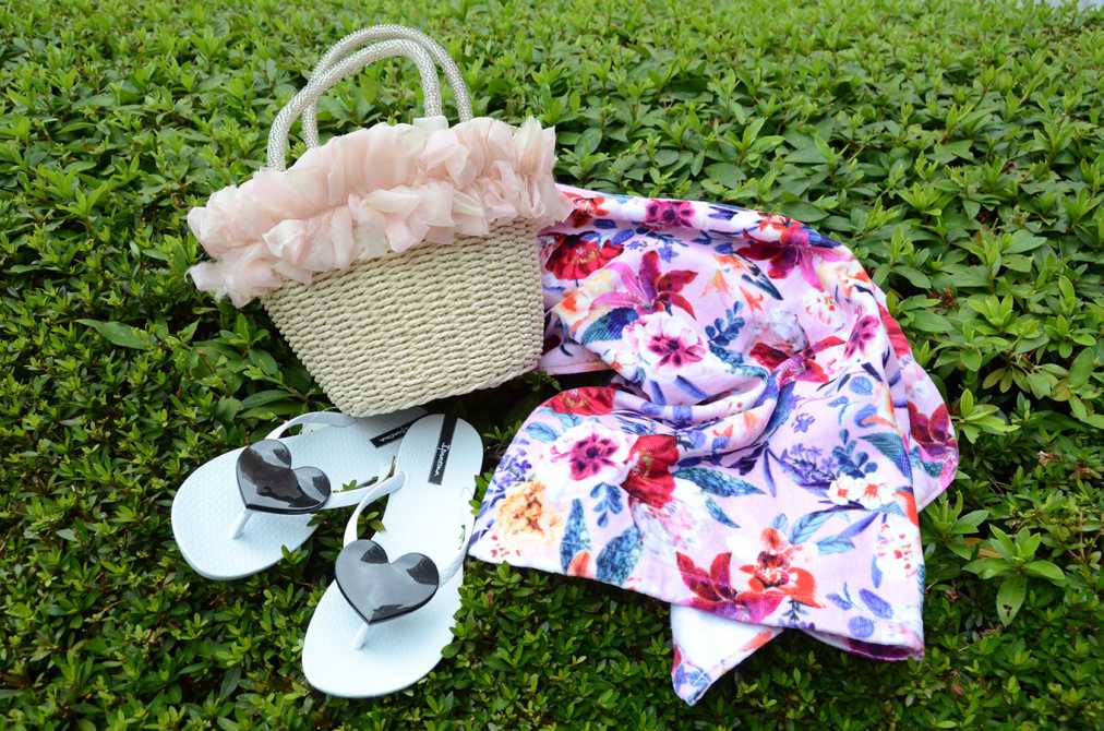 （写真左上から時計回り）フリルカゴバッグ　4212円、フラワータオル　3456円、Ipanema レディース ビーチサンダル　3024円