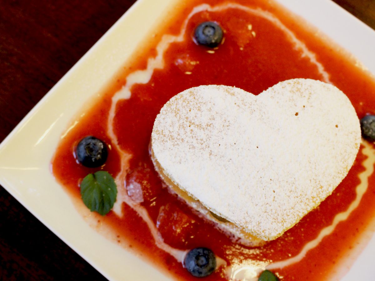 どうやってナイフを入れようか迷っちゃう。ラブリーなハートのパンケーキ