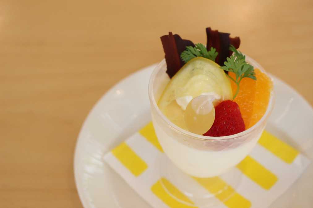 レアチーズ　マイヤーレモンソース添え　420円