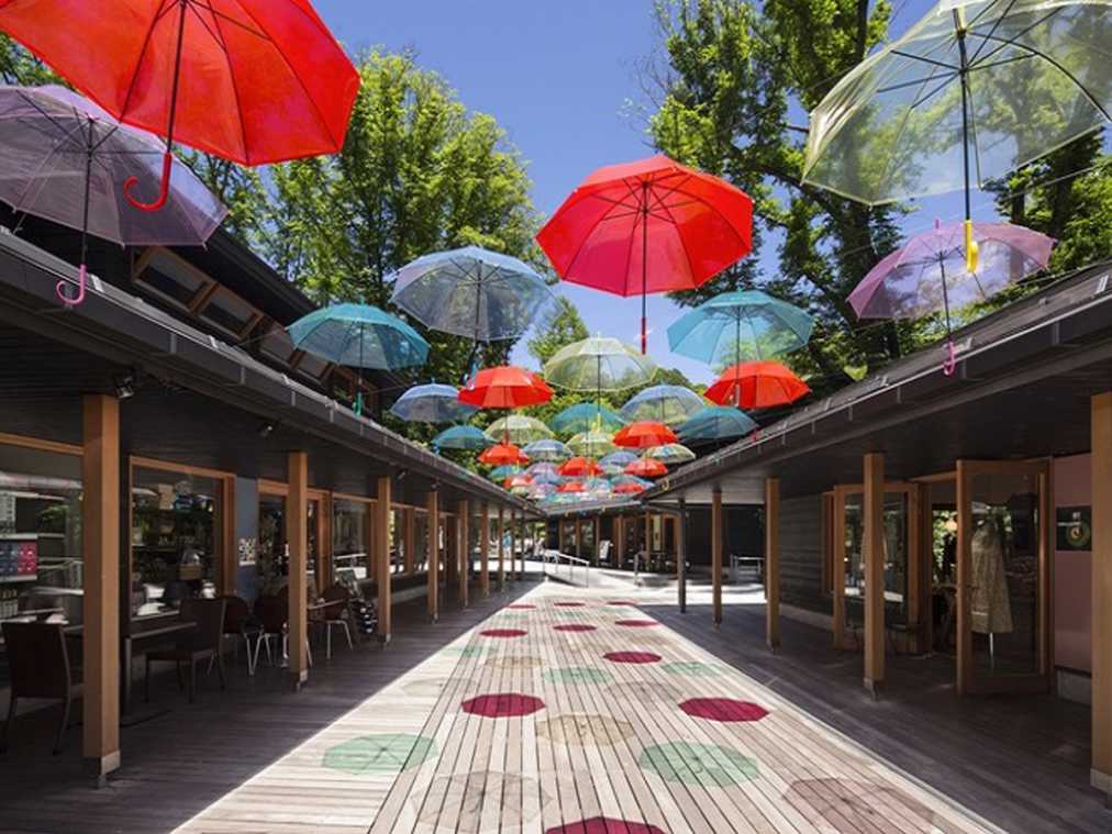 頭上を彩る100本の傘！梅雨を楽しむイベント「軽井沢アンブレラスカイ2018」