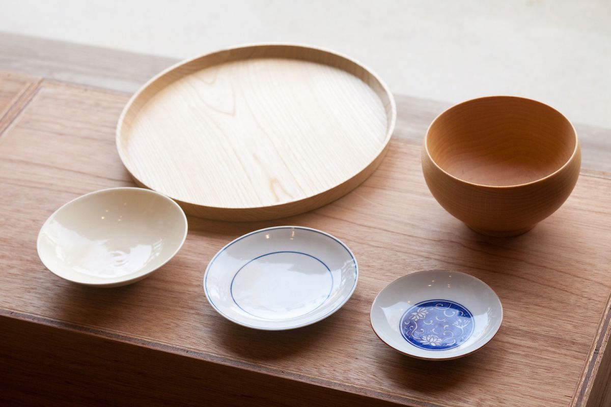 上左から時計まわりに 高橋工芸＜北海道＞Kamiプレート（24㎝）4320円、園部産業＜埼玉県＞　めいぼく椀（ぶな）4860円、松斎陶苑＜今熊野日吉町＞　染付3寸皿2592円、呉須線4寸皿 1728円、仁清4寸深皿2160円