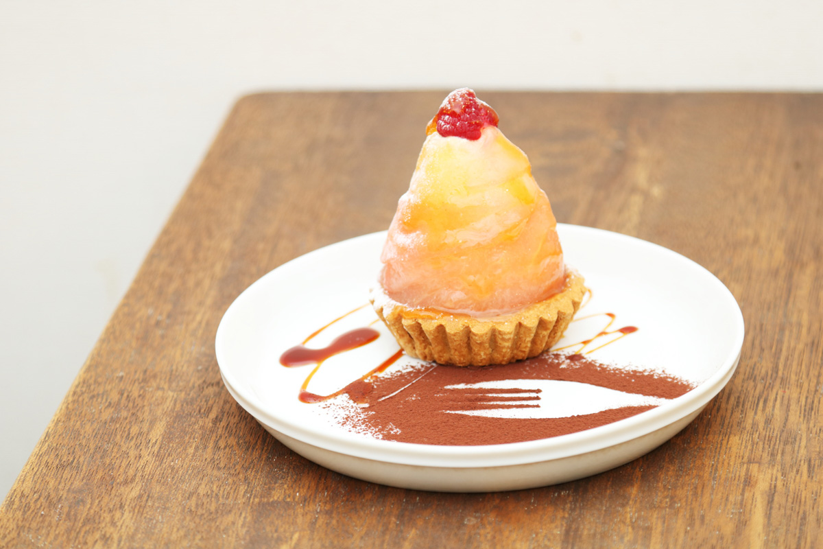 「判田農園の日田梨タルト」500円。中にイチゴがひと粒まるごと入る