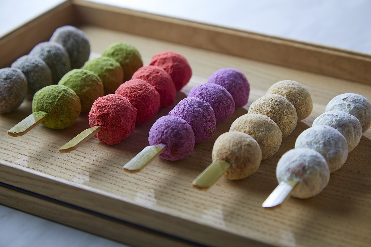 「団子ドーナツ」単品各280円(税抜)（左から）黒胡麻、抹茶、ベリーベリー、紫芋、きな粉、ミルキー