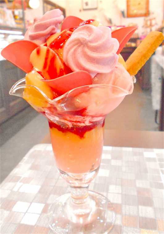 「完熟桃のパフェ」（1400円）