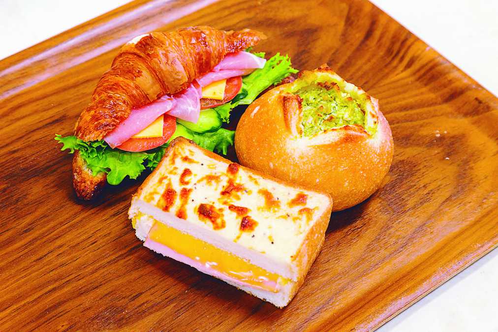 クロワッサンサンドの昭ちゃん320円、バジルチキンの佑治220円、クロックムッシュ・かまやつ180円