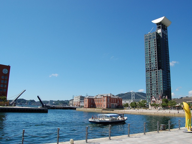 旧門司税関。リバーサイドに建つ赤煉瓦のネオ・ルネッサンス建築は門司港のシンボル