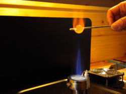 とんぼ玉体験1000円（材料・製作費込み）。10時～、10時30分～、11時～の予約制